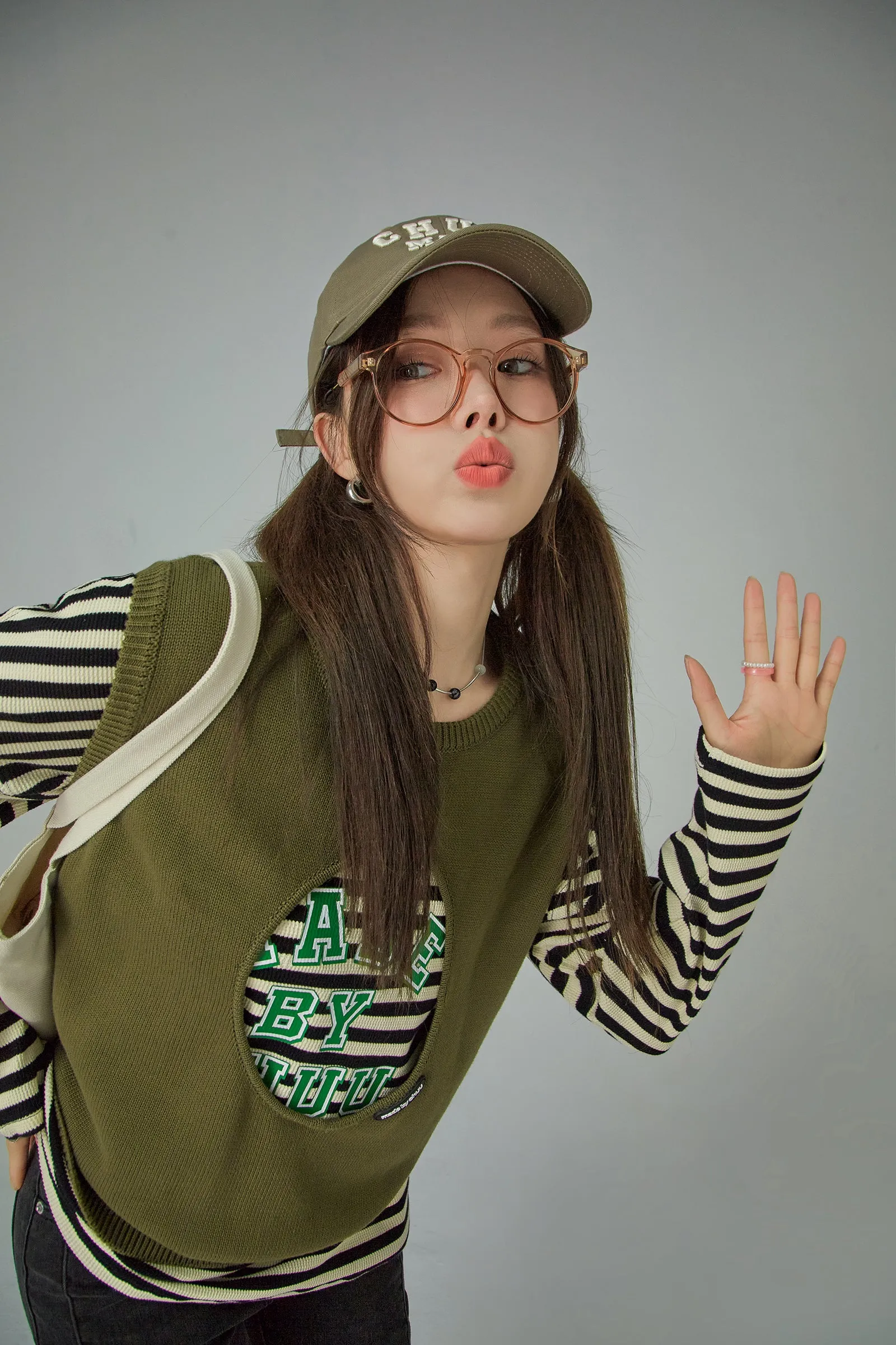 Medallion Cutout Sleeveless Sweatshirt